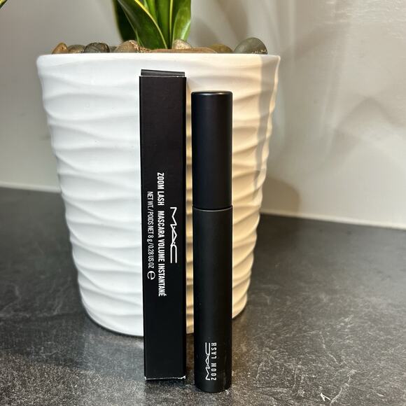 New MAC‎ Zoom Lash Mascara ZOOMBLACK .28 oz Instant Volume - Picture 1 of 8